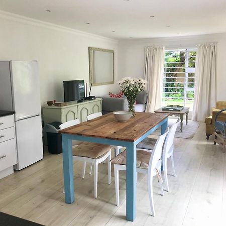 Sunset Beach Living Guesthouse Kaapstad Buitenkant foto