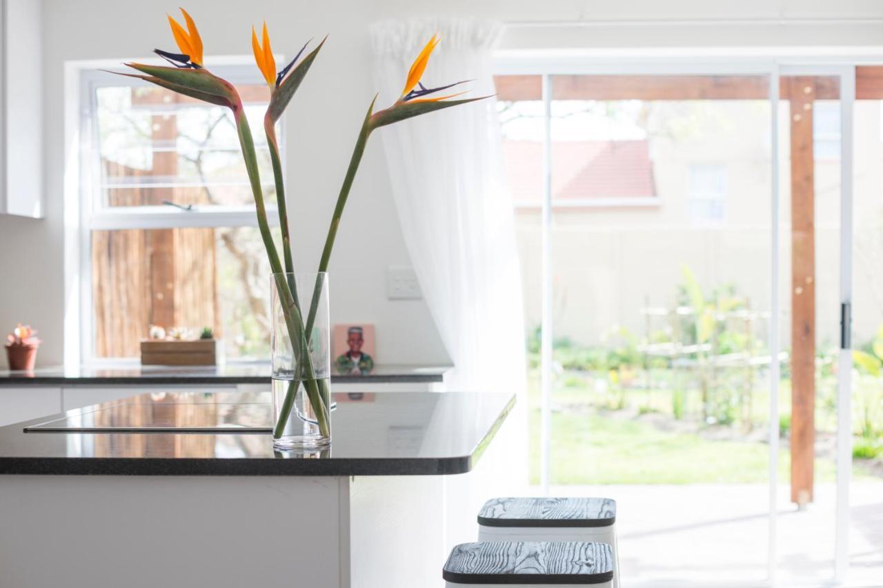 Sunset Beach Living Guesthouse Kaapstad Buitenkant foto