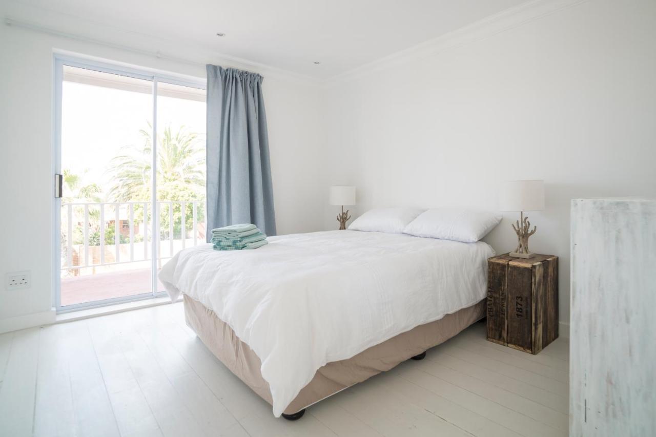 Sunset Beach Living Guesthouse Kaapstad Buitenkant foto