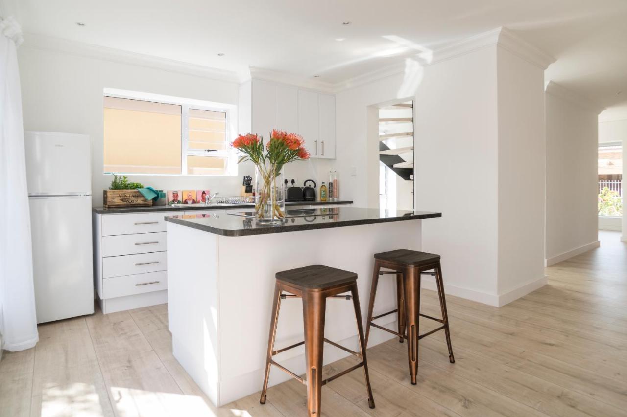 Sunset Beach Living Guesthouse Kaapstad Buitenkant foto