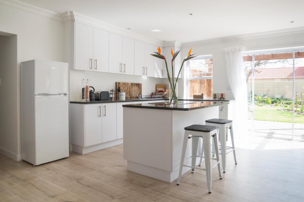 Sunset Beach Living Guesthouse Kaapstad Buitenkant foto