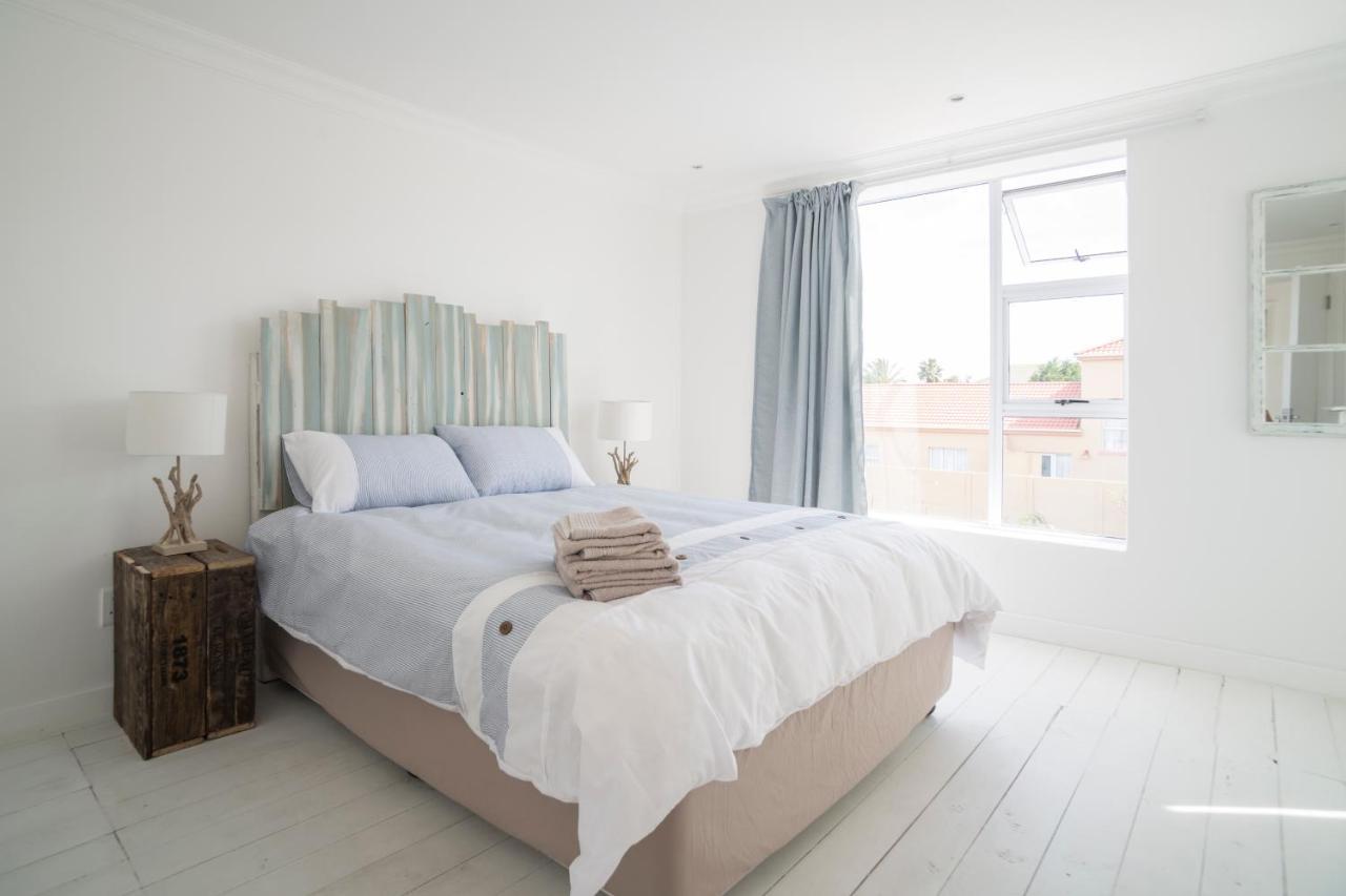 Sunset Beach Living Guesthouse Kaapstad Buitenkant foto