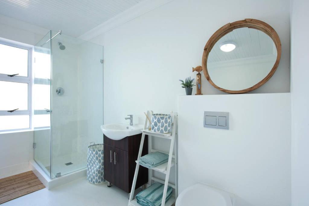 Sunset Beach Living Guesthouse Kaapstad Buitenkant foto