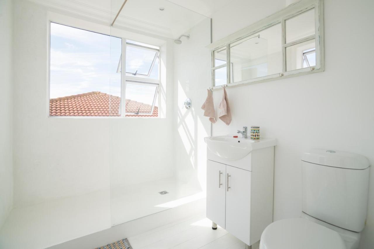 Sunset Beach Living Guesthouse Kaapstad Buitenkant foto