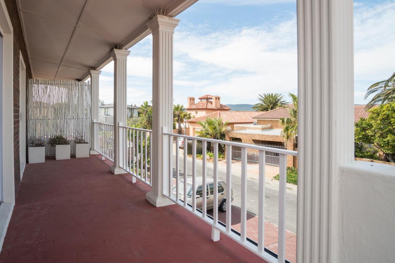 Sunset Beach Living Guesthouse Kaapstad Buitenkant foto