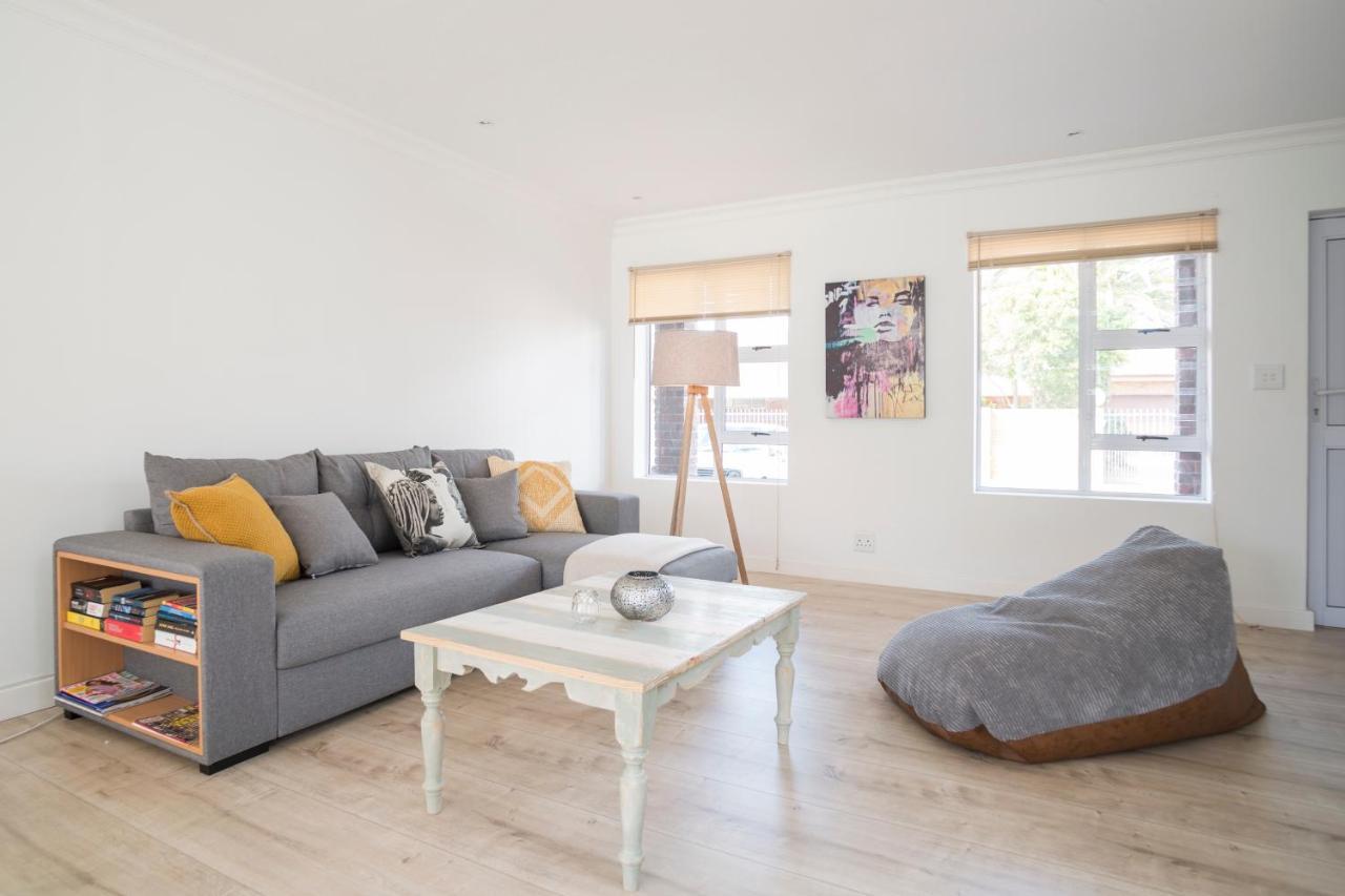 Sunset Beach Living Guesthouse Kaapstad Buitenkant foto