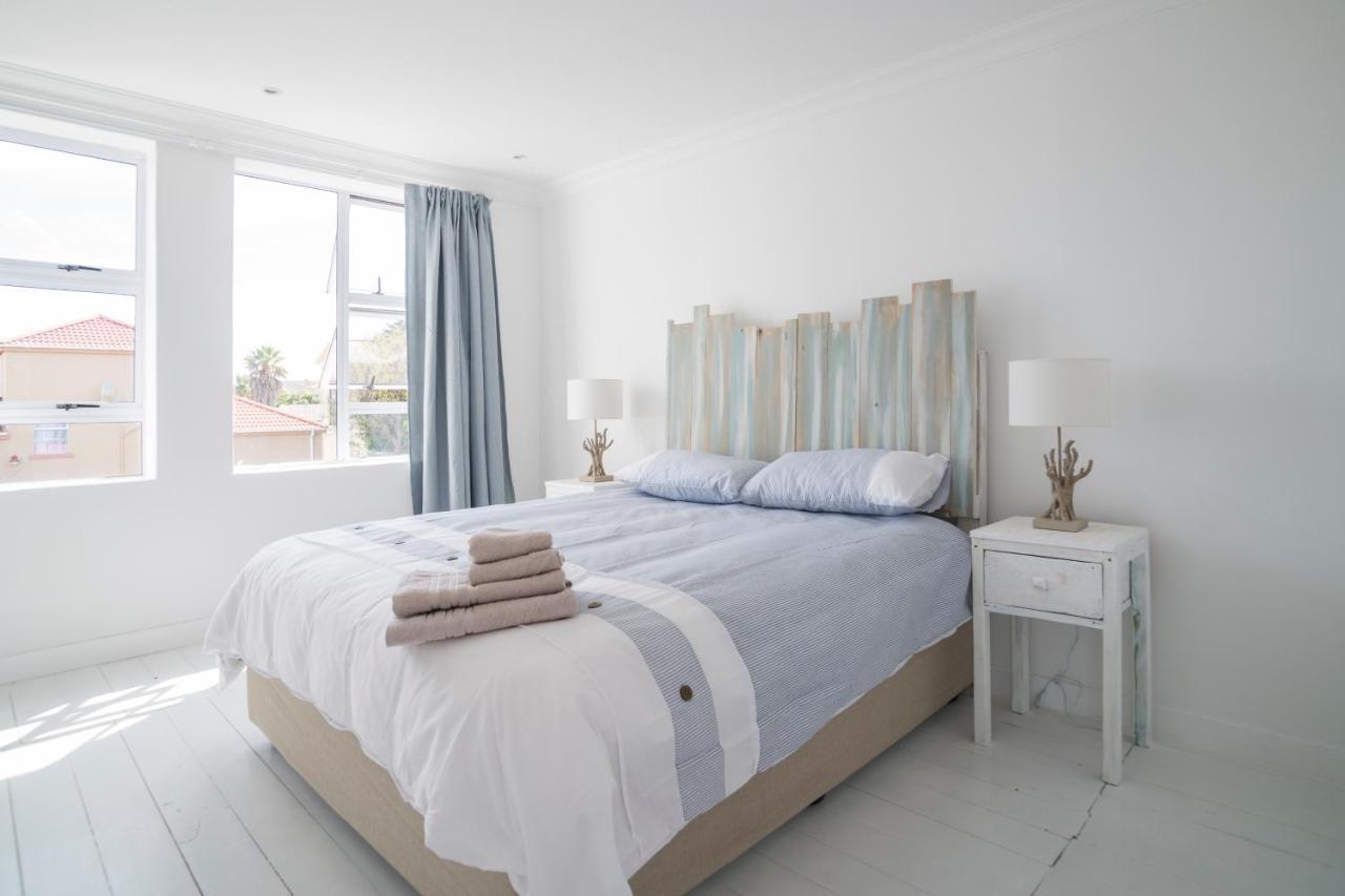 Sunset Beach Living Guesthouse Kaapstad Buitenkant foto