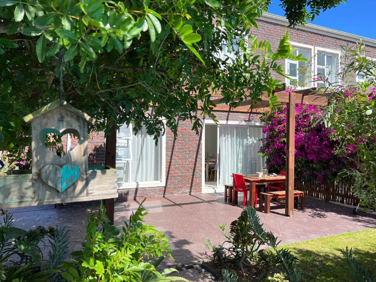 Sunset Beach Living Guesthouse Kaapstad Buitenkant foto