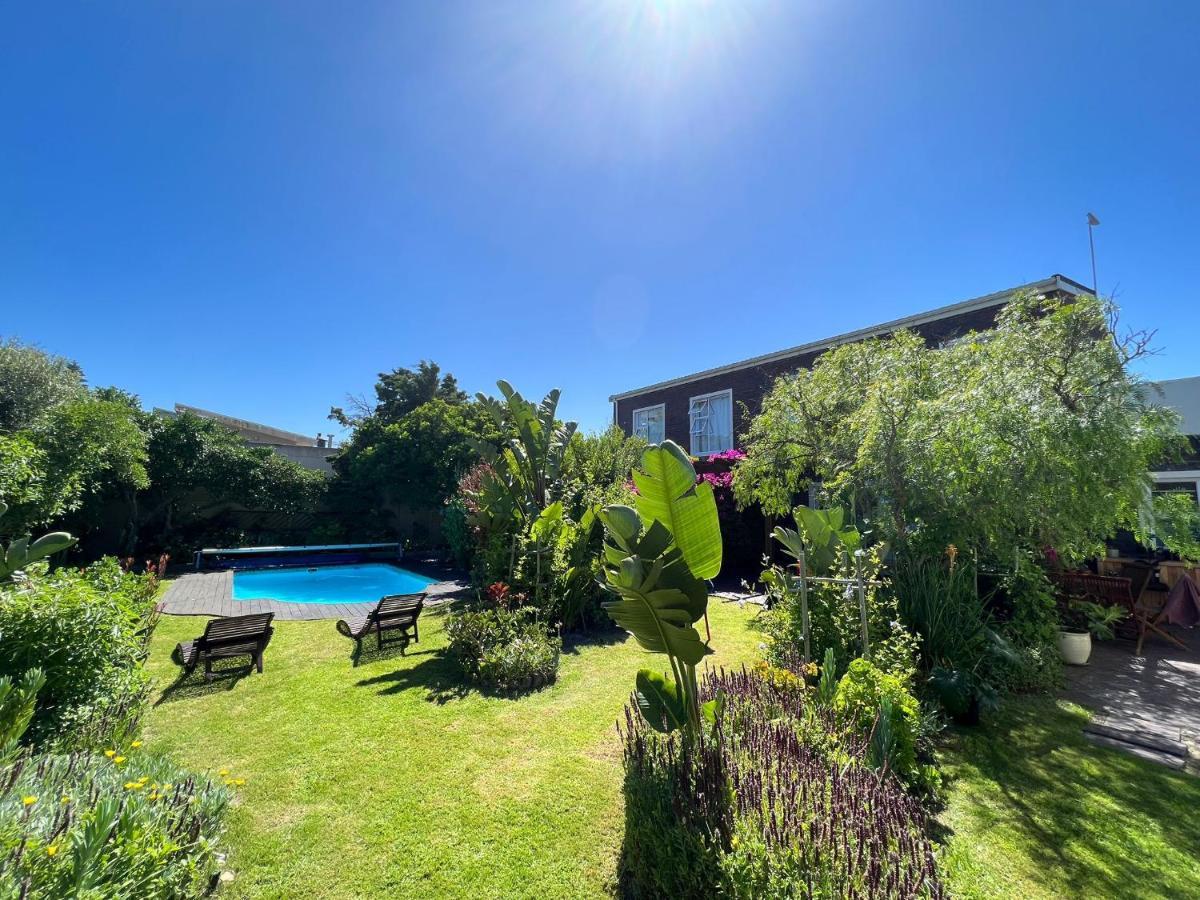 Sunset Beach Living Guesthouse Kaapstad Buitenkant foto