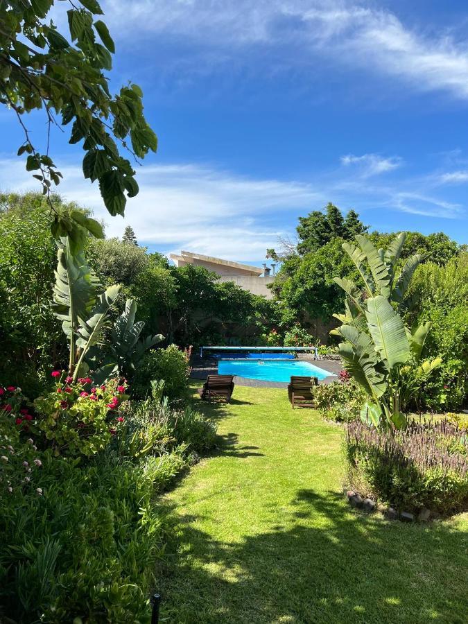 Sunset Beach Living Guesthouse Kaapstad Buitenkant foto