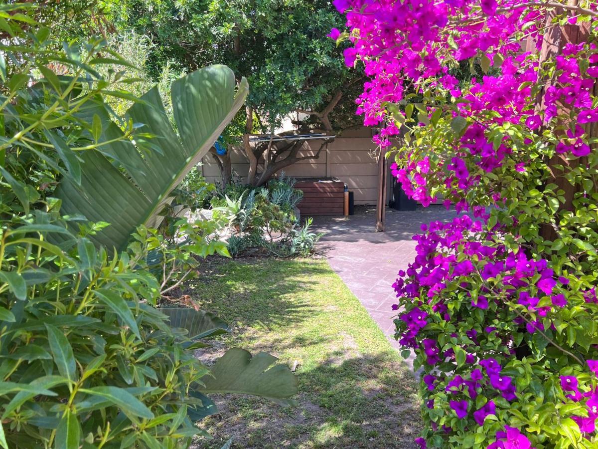 Sunset Beach Living Guesthouse Kaapstad Buitenkant foto
