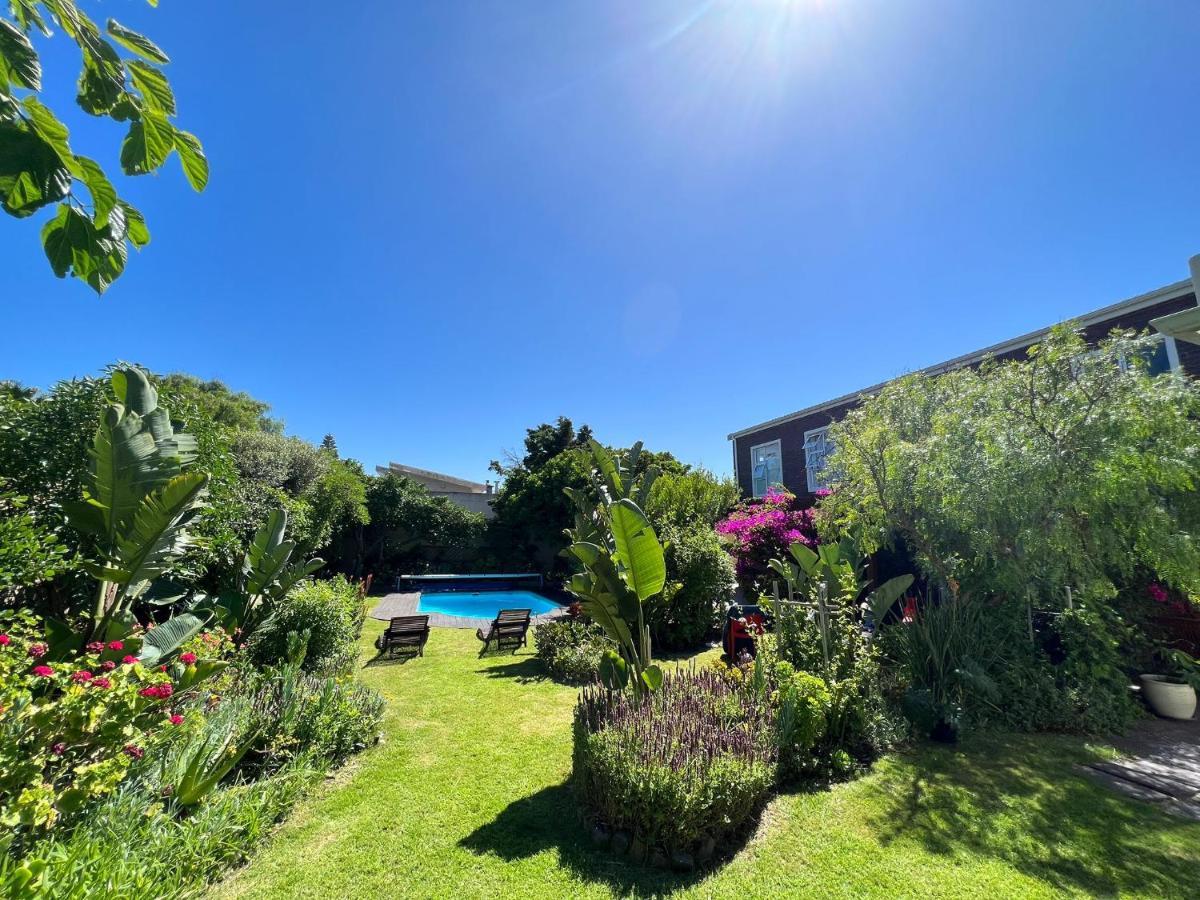 Sunset Beach Living Guesthouse Kaapstad Buitenkant foto