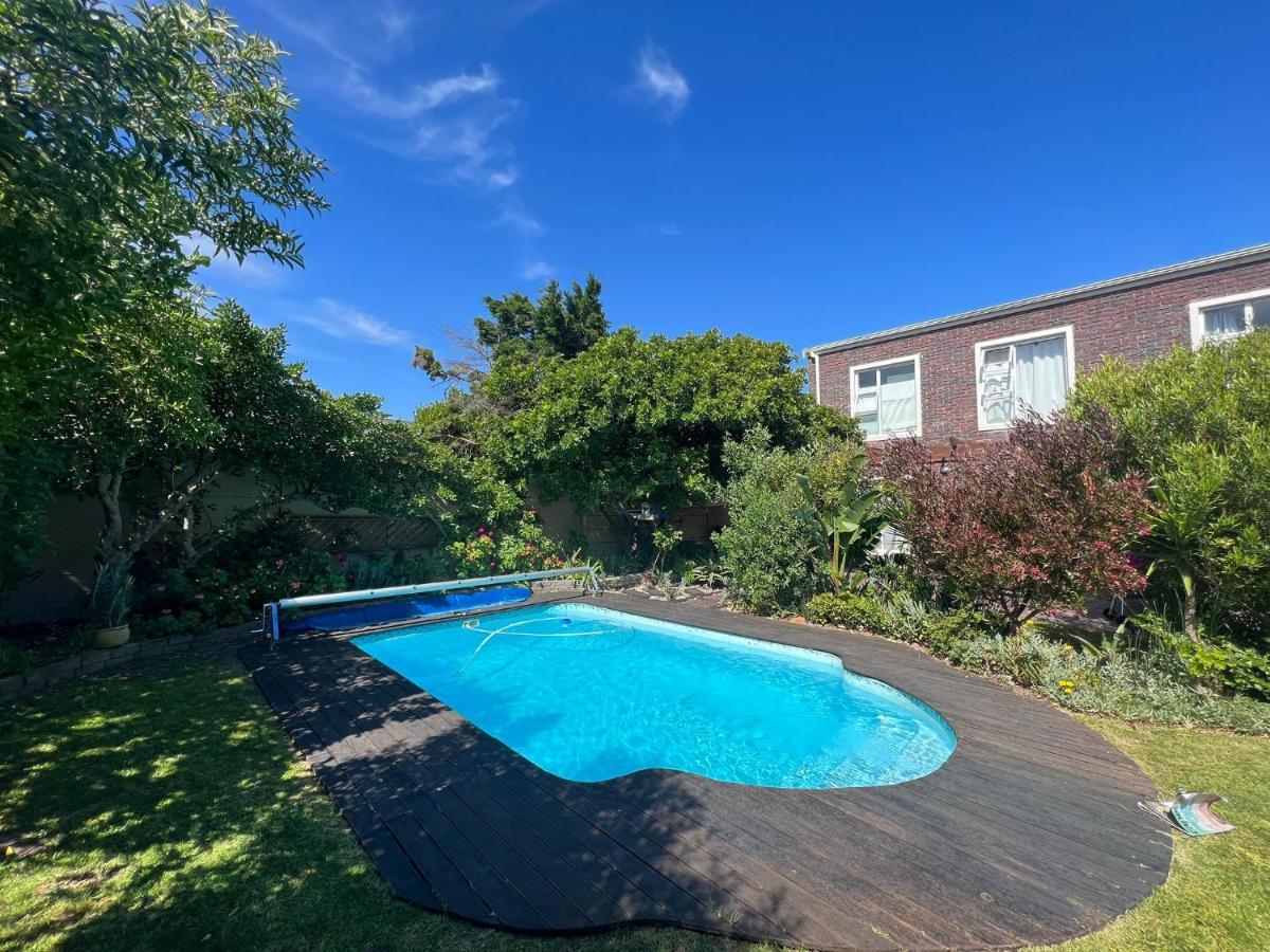 Sunset Beach Living Guesthouse Kaapstad Buitenkant foto