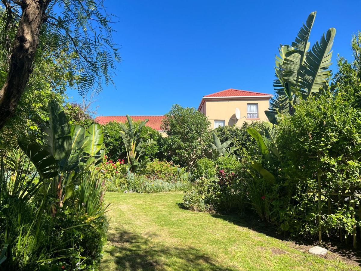 Sunset Beach Living Guesthouse Kaapstad Buitenkant foto