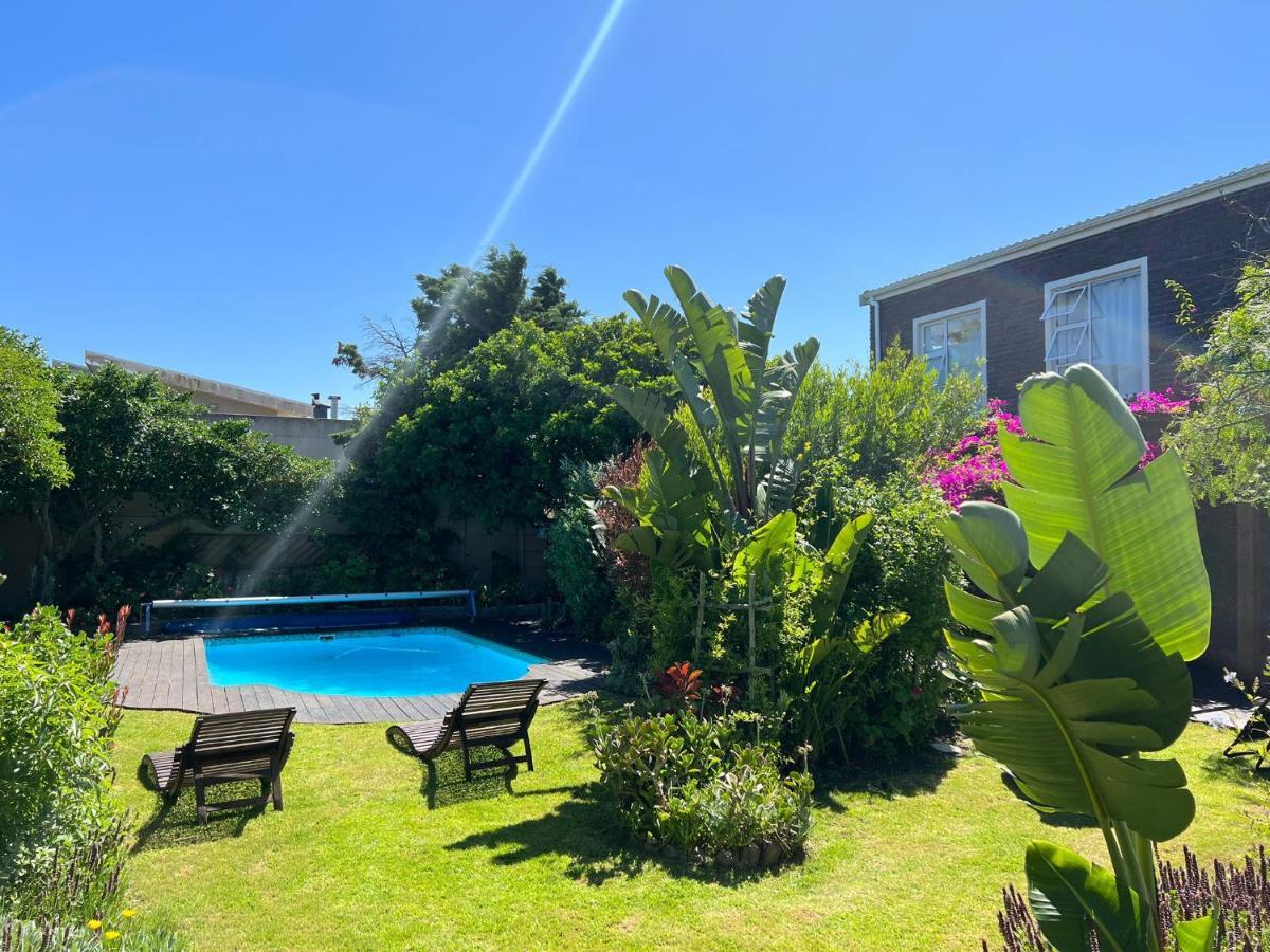 Sunset Beach Living Guesthouse Kaapstad Buitenkant foto