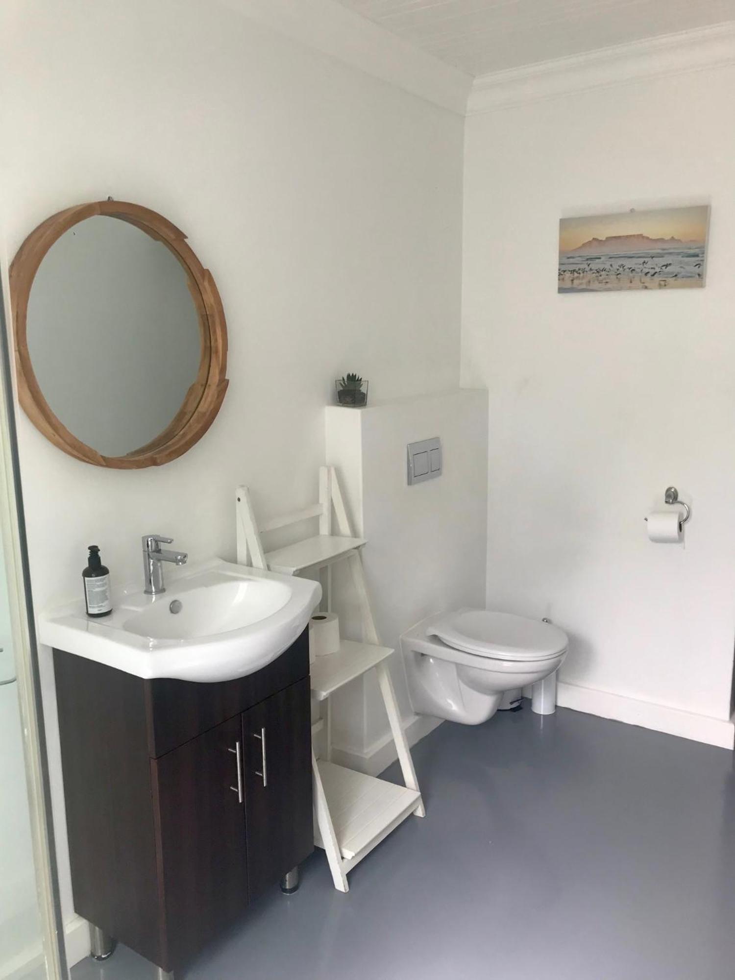 Sunset Beach Living Guesthouse Kaapstad Buitenkant foto