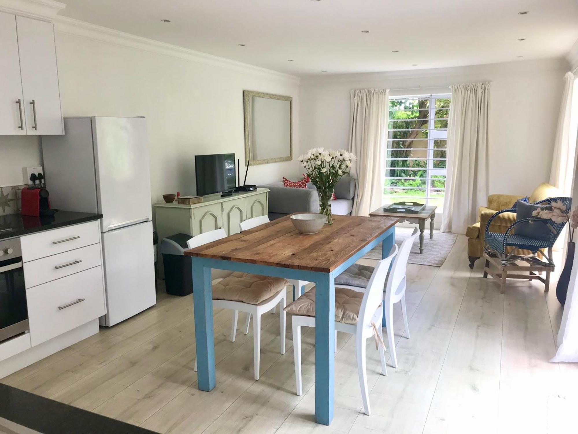 Sunset Beach Living Guesthouse Kaapstad Buitenkant foto